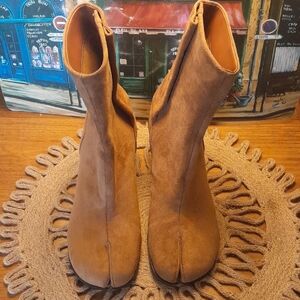 Women's Tabi Split-Toe Suede Ankle Boots - Tan